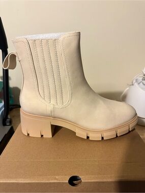 Amazon Women's Beige Pull-On Lug Sole Chelsea Boots